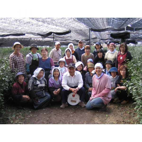 Familie Nakanishi mit Helfern während der Ernte