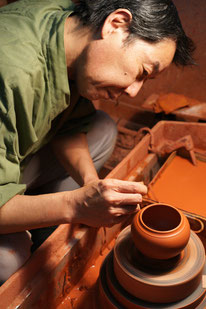 Japanischer Töpfermeister bei der Herstellung einer Kyusu